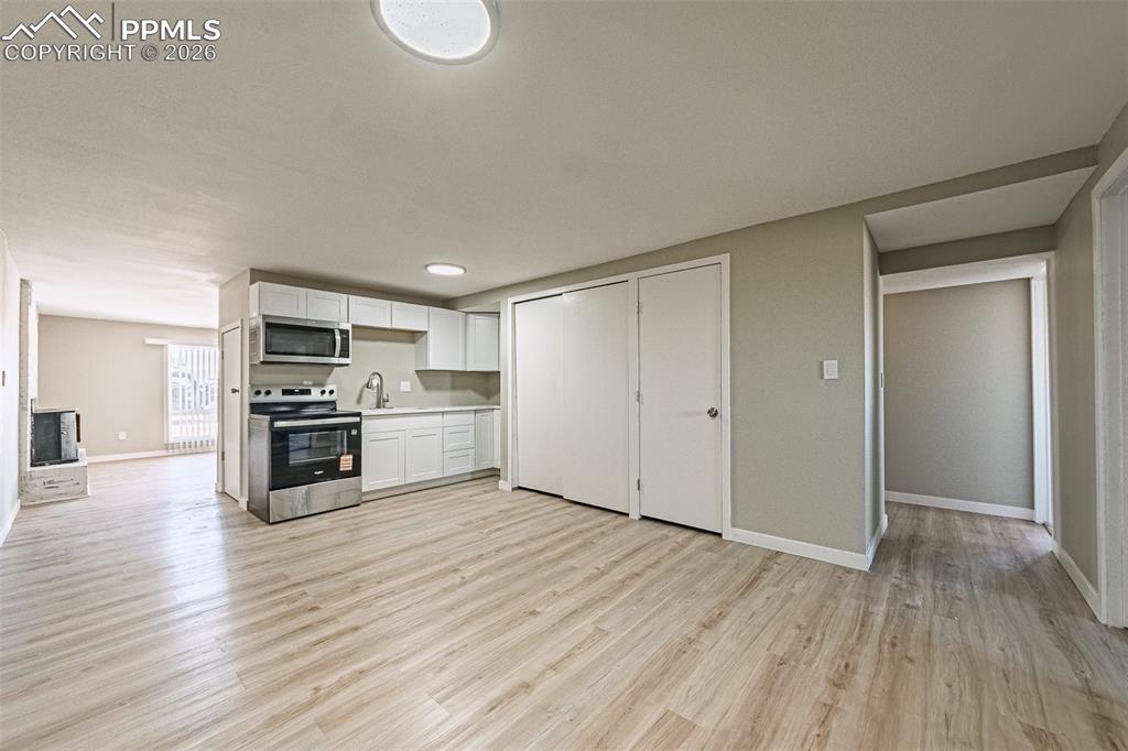 Image 25 of 34: Kitchen