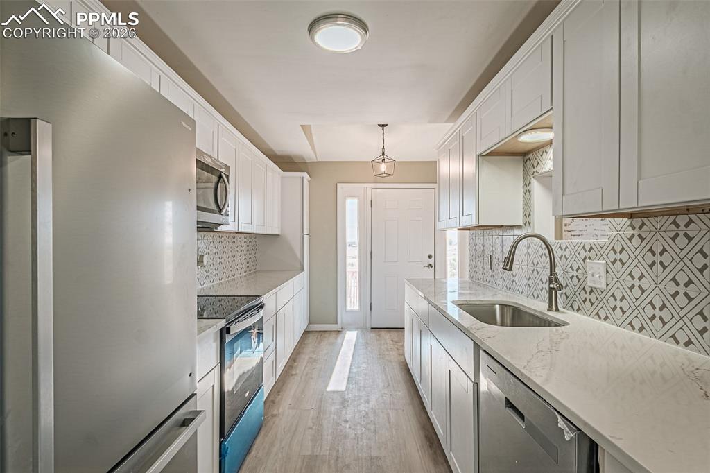 Image 9 of 34: Kitchen