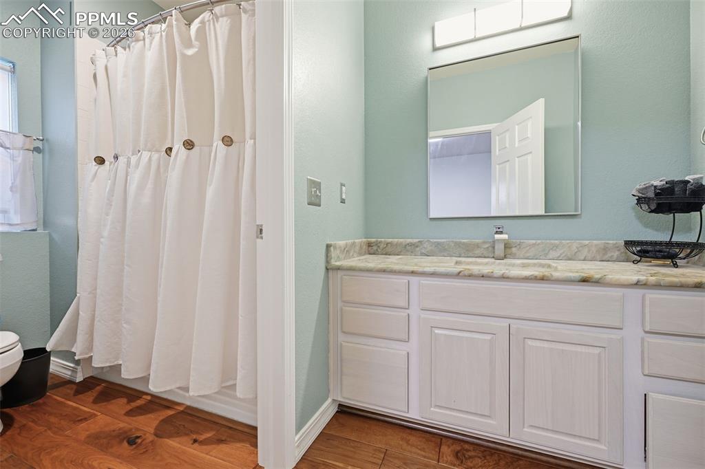 Image 18 of 48: Bathroom