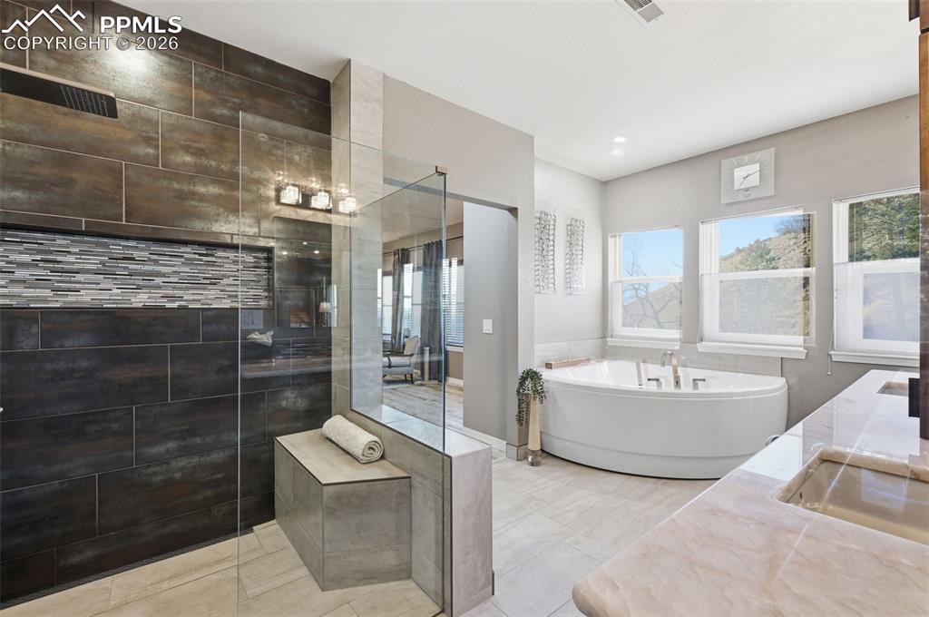 Image 23 of 48: Bathroom