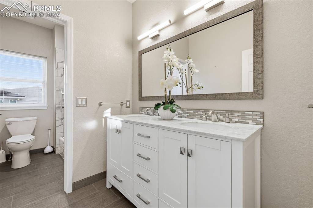 Image 26 of 48: Bathroom