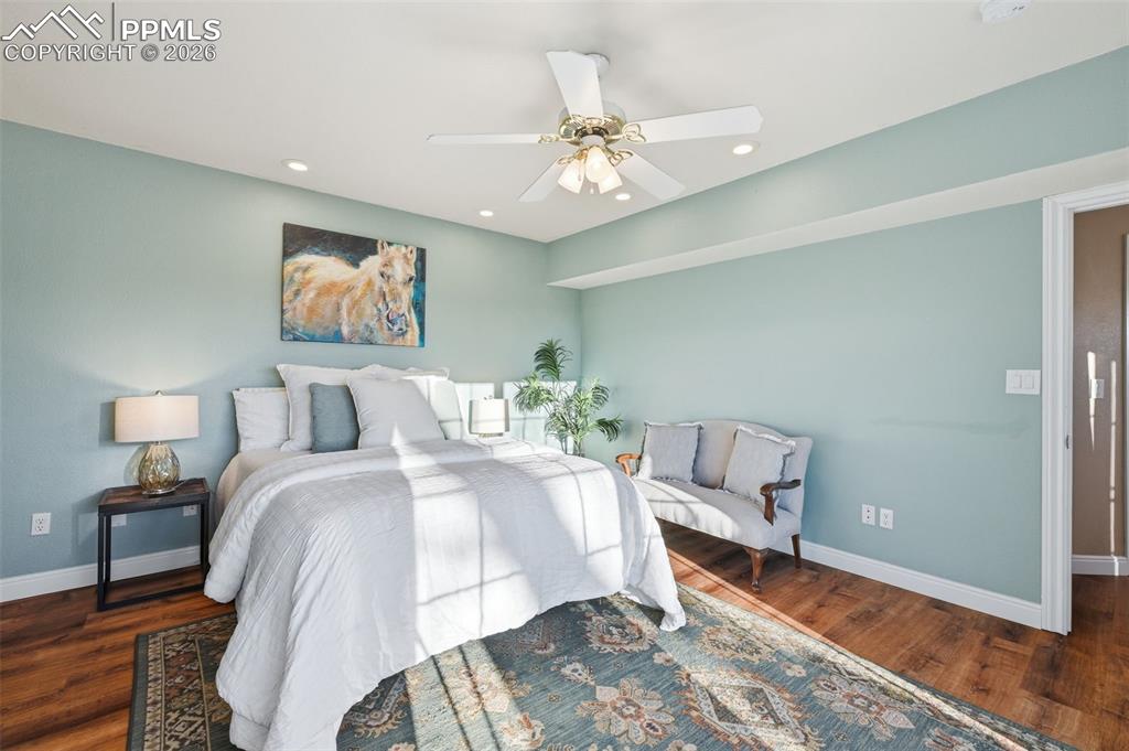 Image 34 of 48: Bedroom