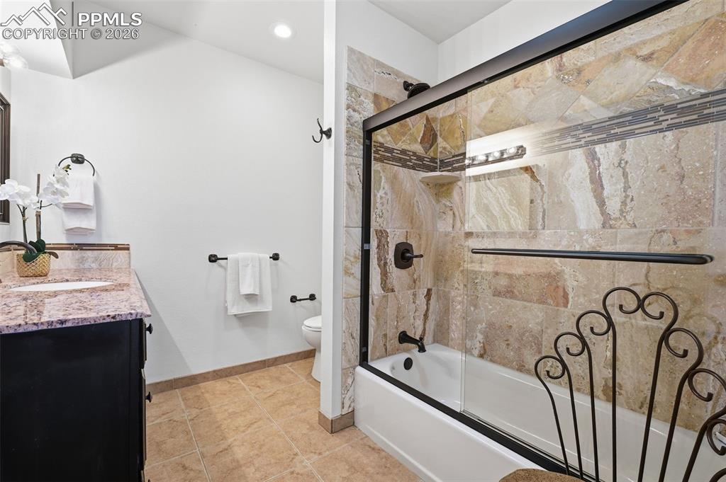 Image 35 of 48: Bathroom