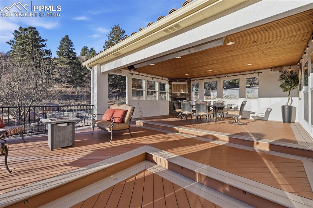 Image 36 of 48: Deck