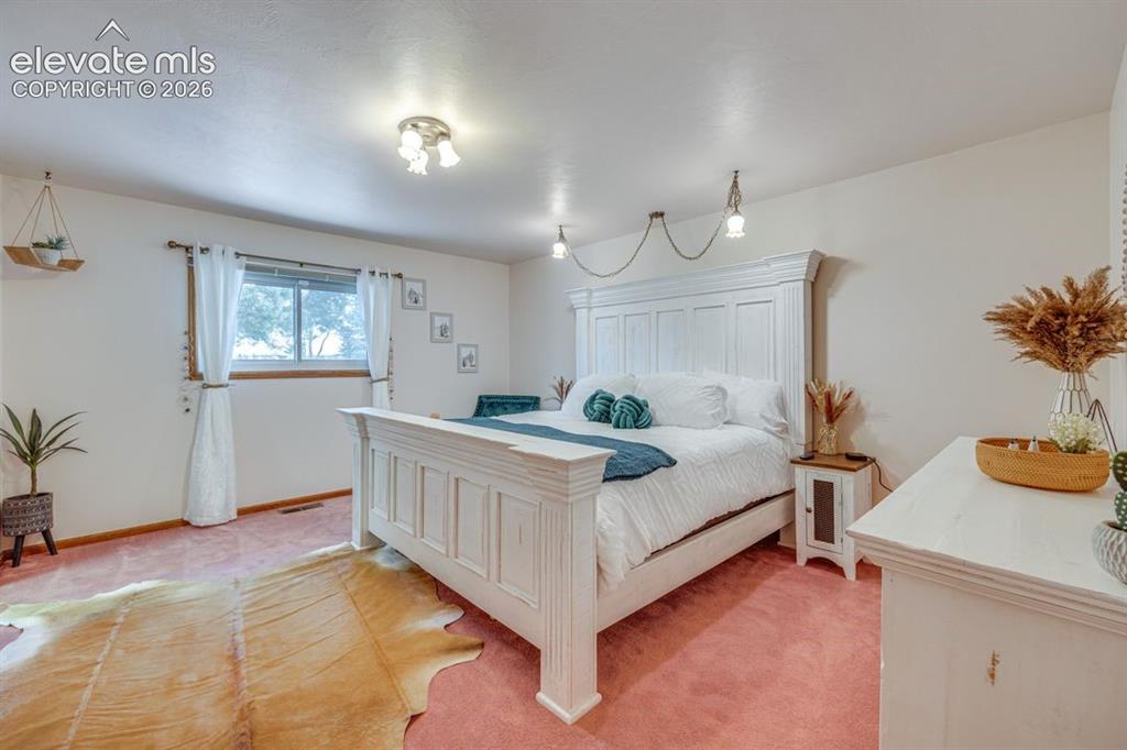 Image 14 of 20: Bedroom