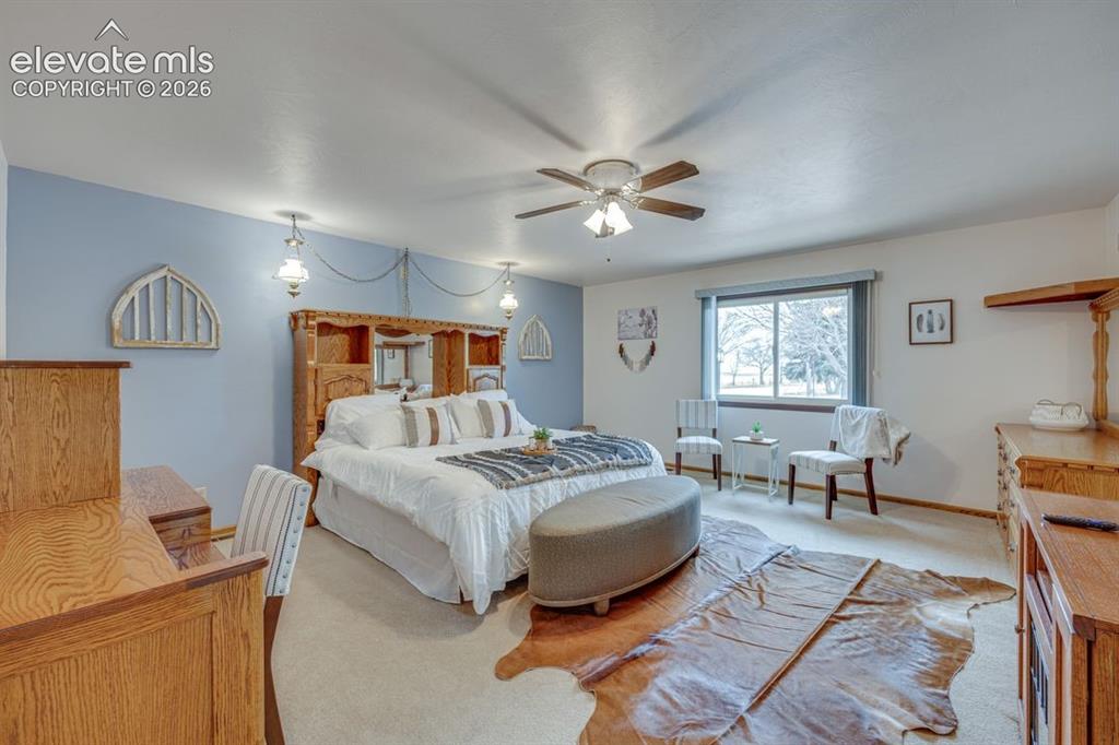 Image 15 of 20: Bedroom