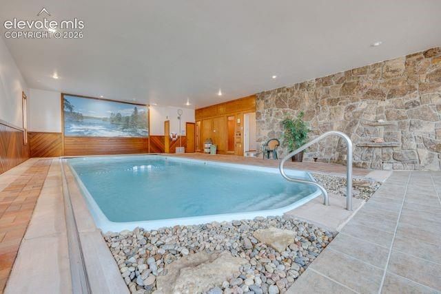 Image 4 of 20: Indoor pool