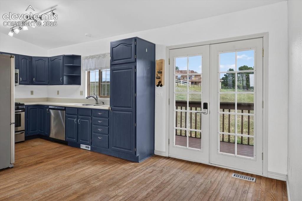 Image 11 of 48: Kitchen