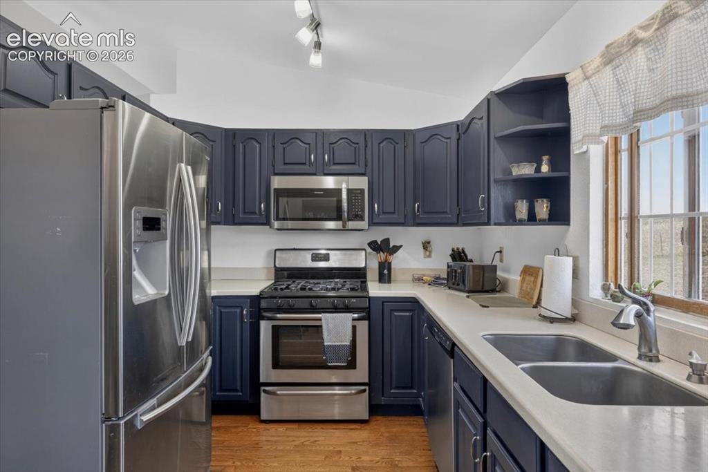 Image 13 of 18: Kitchen