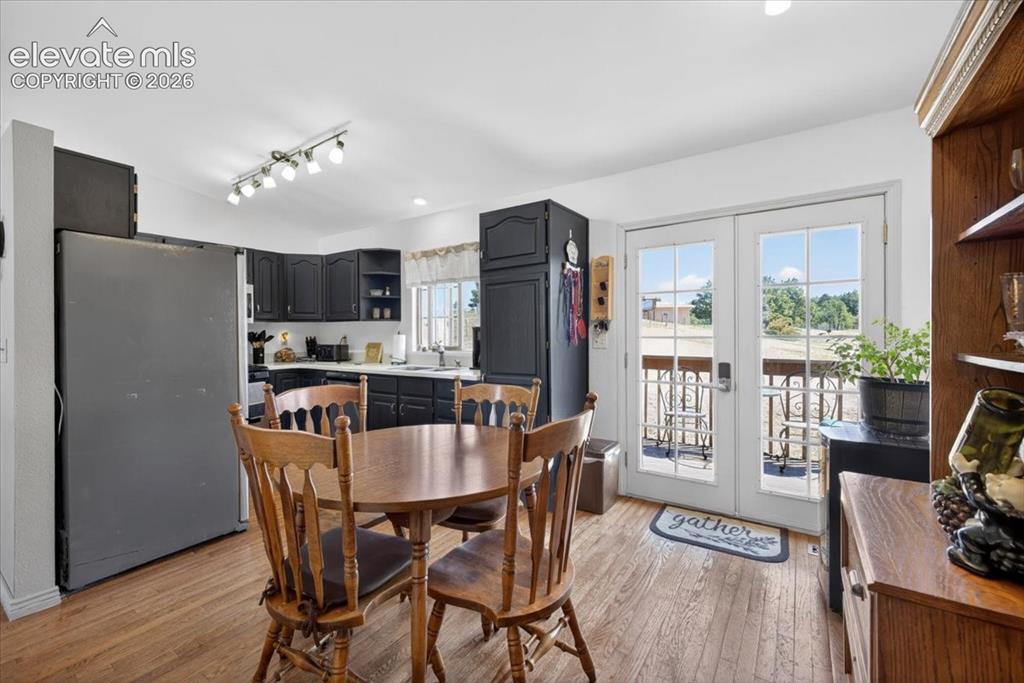 Image 14 of 18: Dining Area