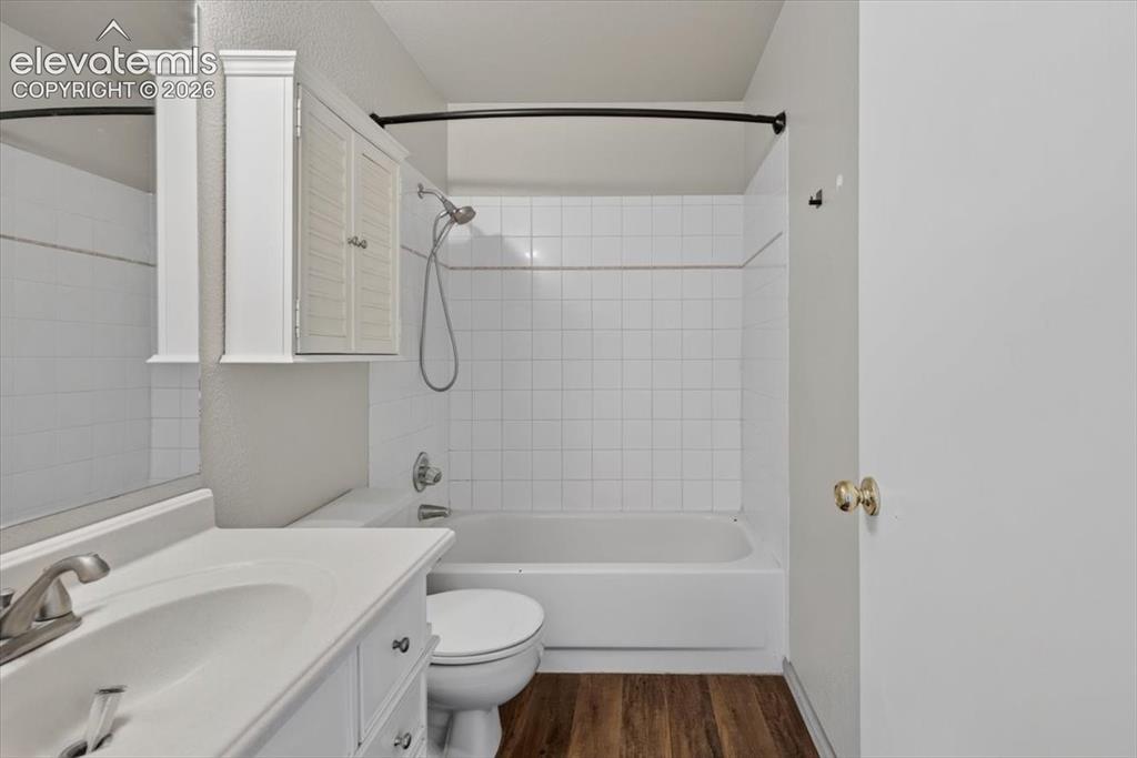 Image 15 of 48: Bathroom