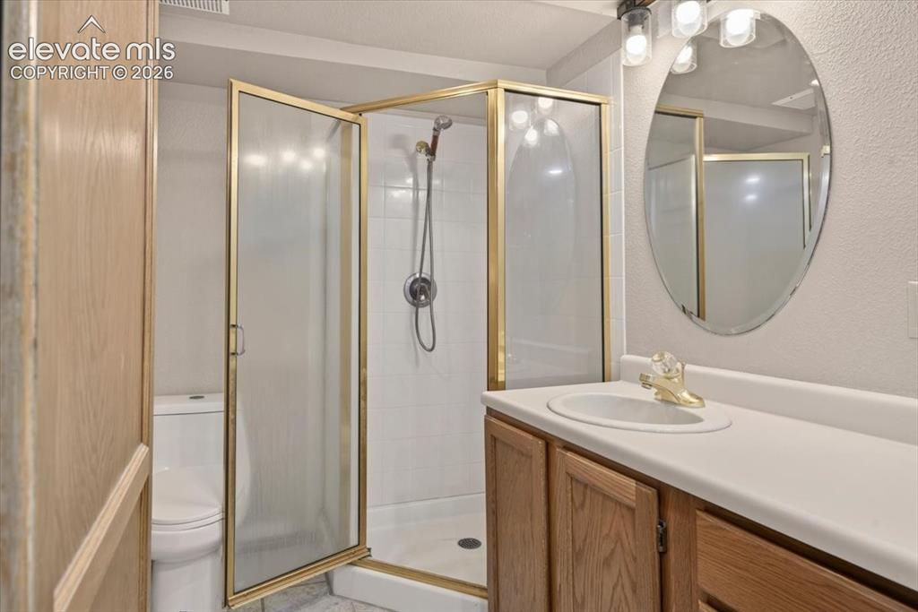 Image 33 of 48: Bathroom