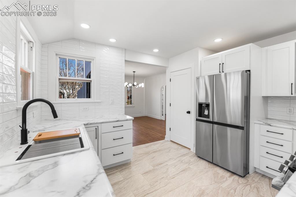 Image 10 of 40: Kitchen