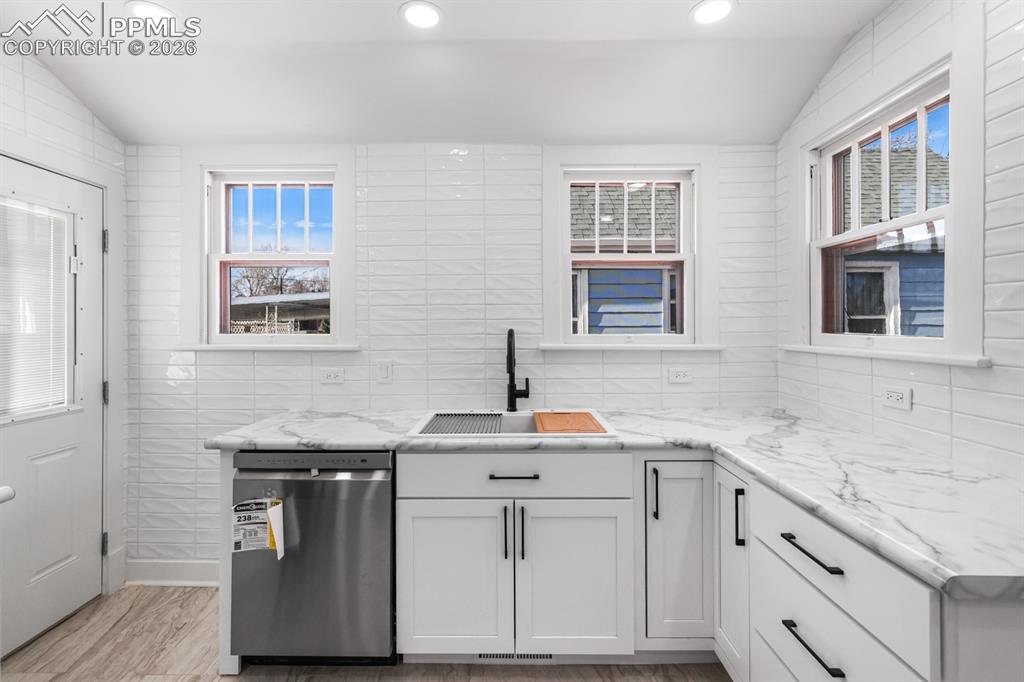 Image 12 of 40: Kitchen