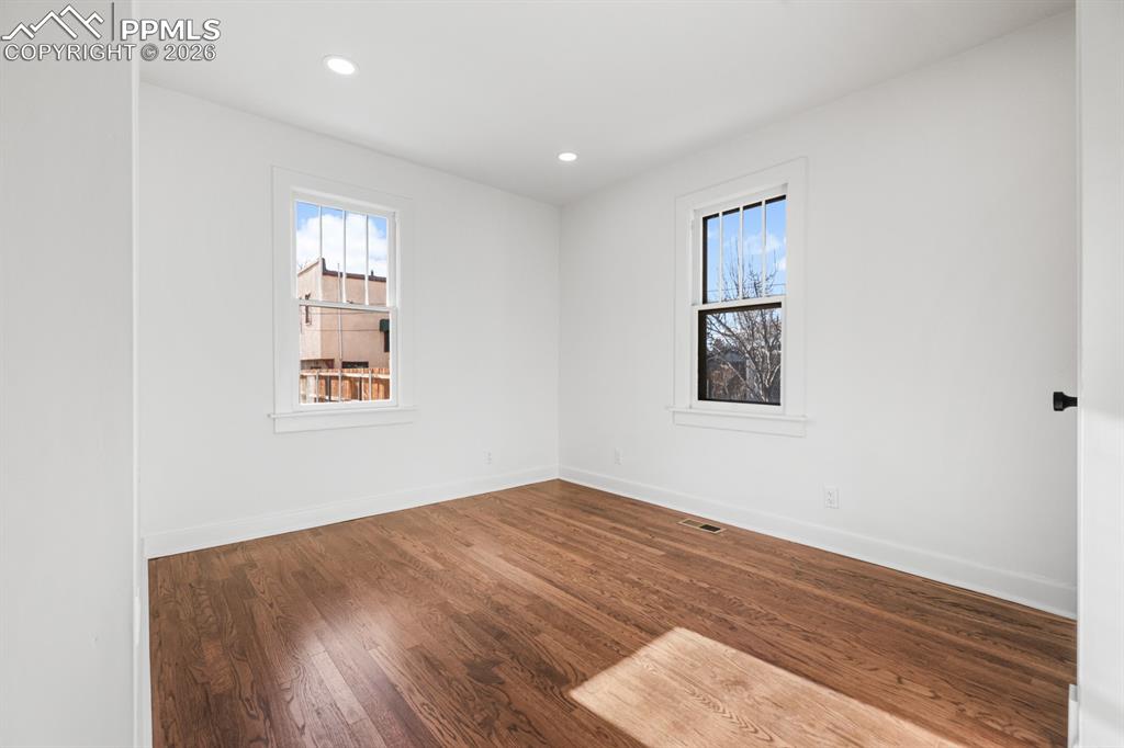 Image 13 of 40: Bedroom