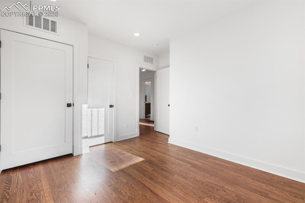 Image 14 of 40: Bedroom