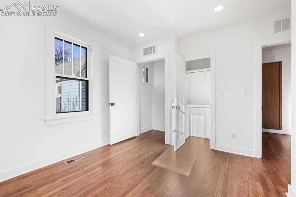 Image 15 of 40: Bedroom