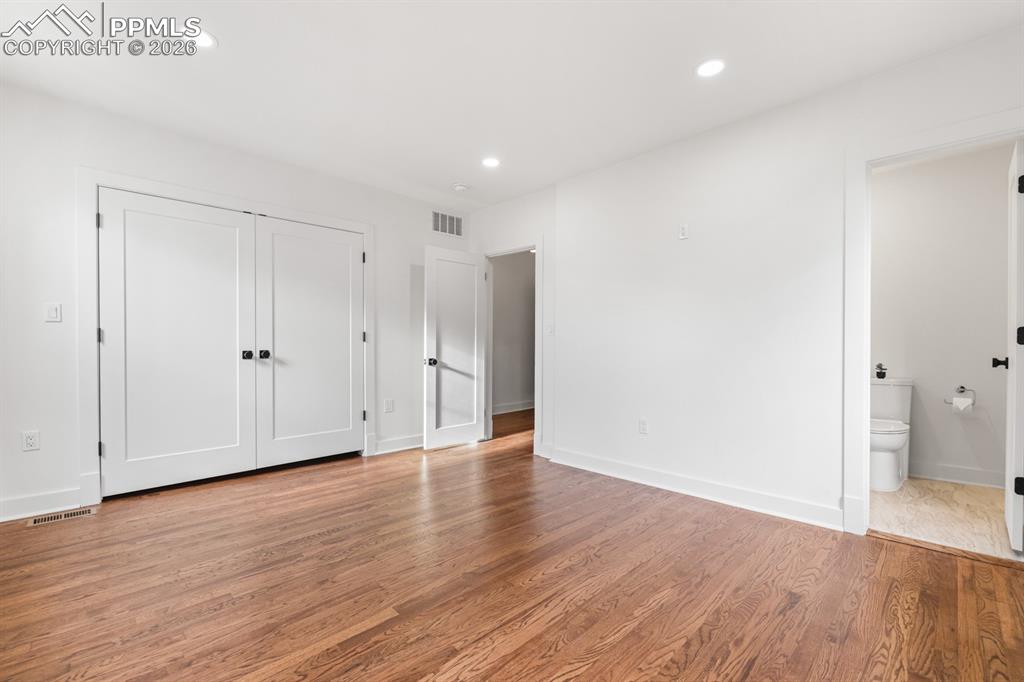 Image 17 of 40: Bedroom