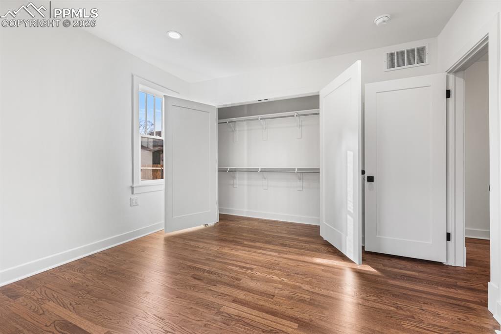 Image 18 of 40: Bedroom