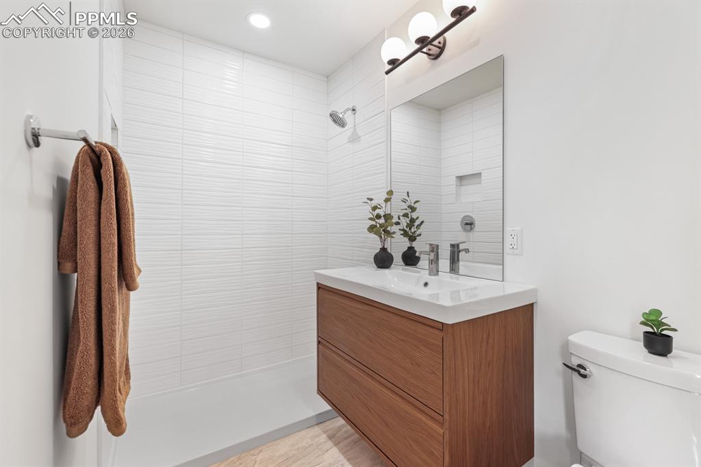 Image 19 of 40: Bathroom