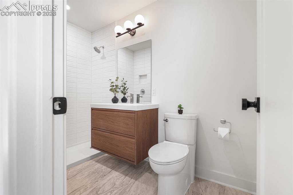 Image 20 of 40: Bathroom