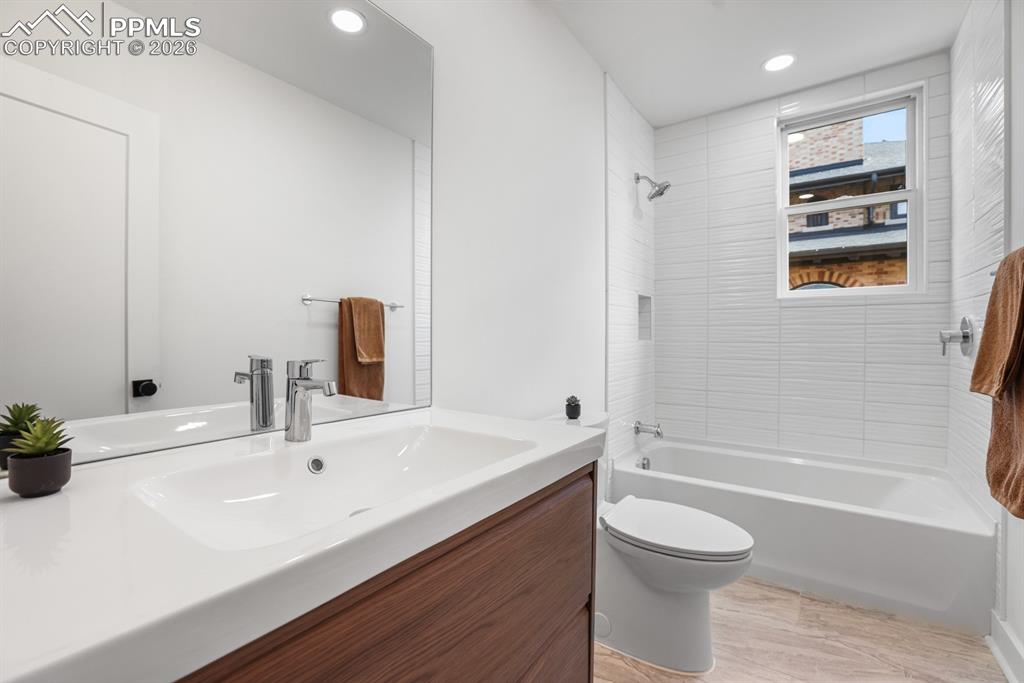 Image 22 of 40: Bathroom