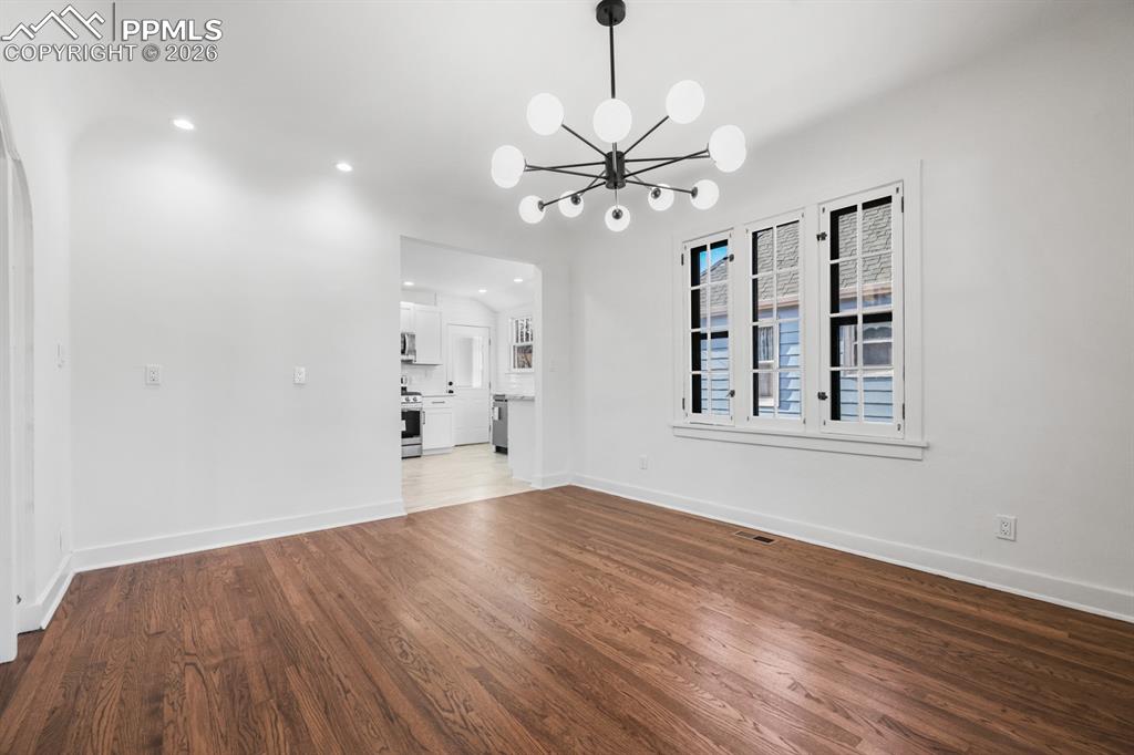 Image 8 of 40: Dining Area