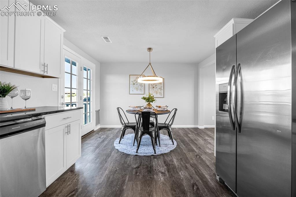 Image 11 of 34: Dining Area