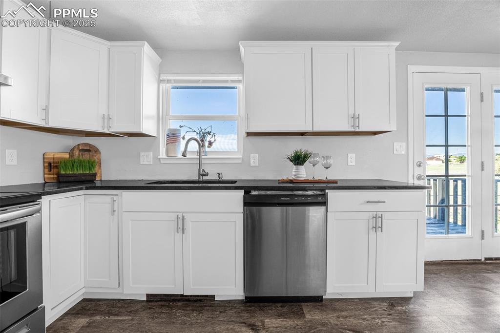 Image 14 of 34: Kitchen