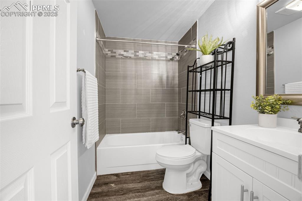 Image 15 of 34: Bathroom