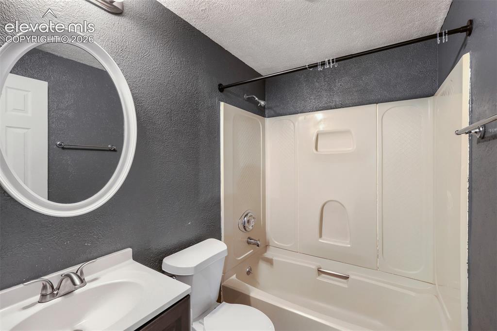 Image 15 of 20: Bathroom