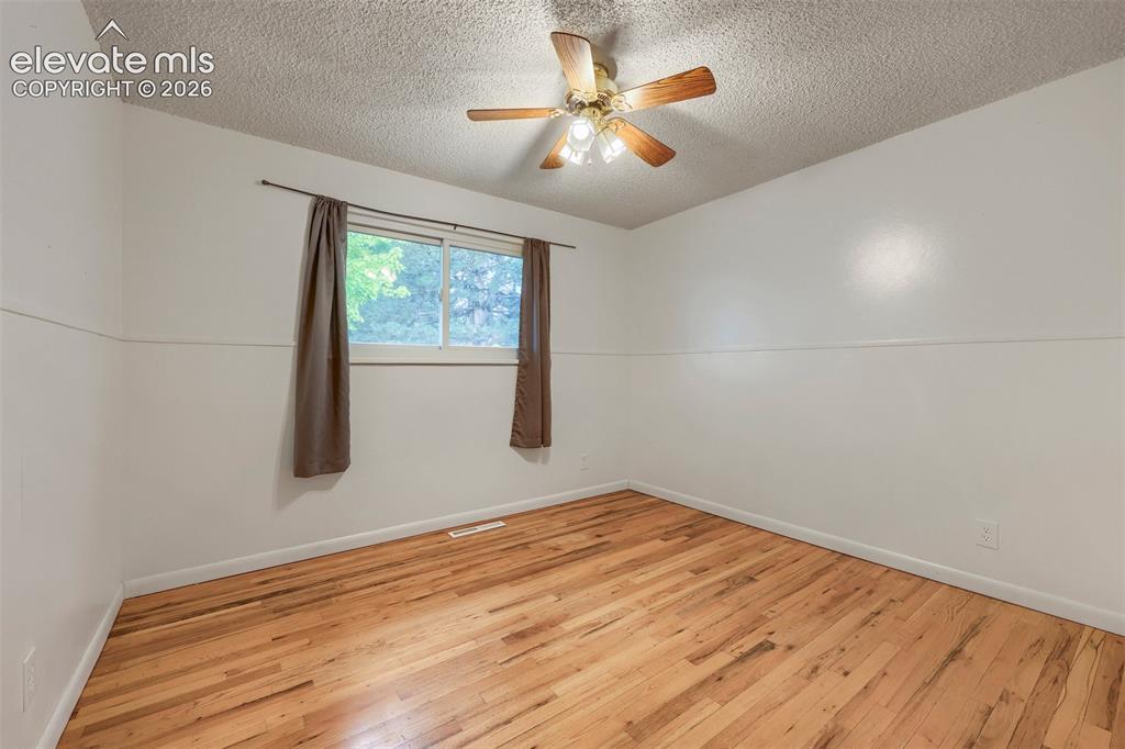 Image 16 of 20: Bedroom