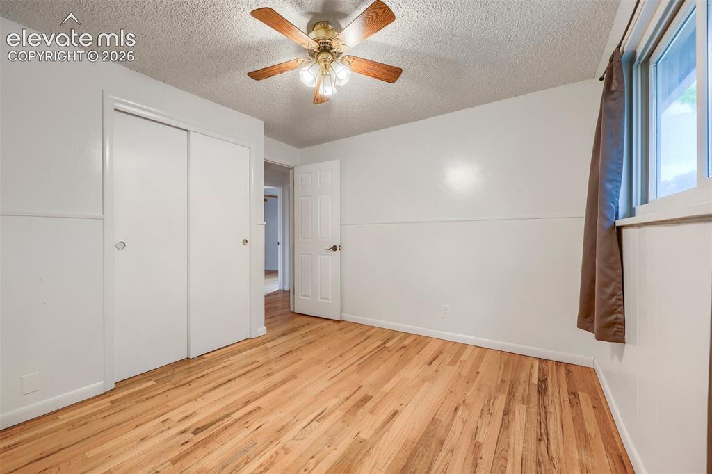 Image 17 of 20: Bedroom