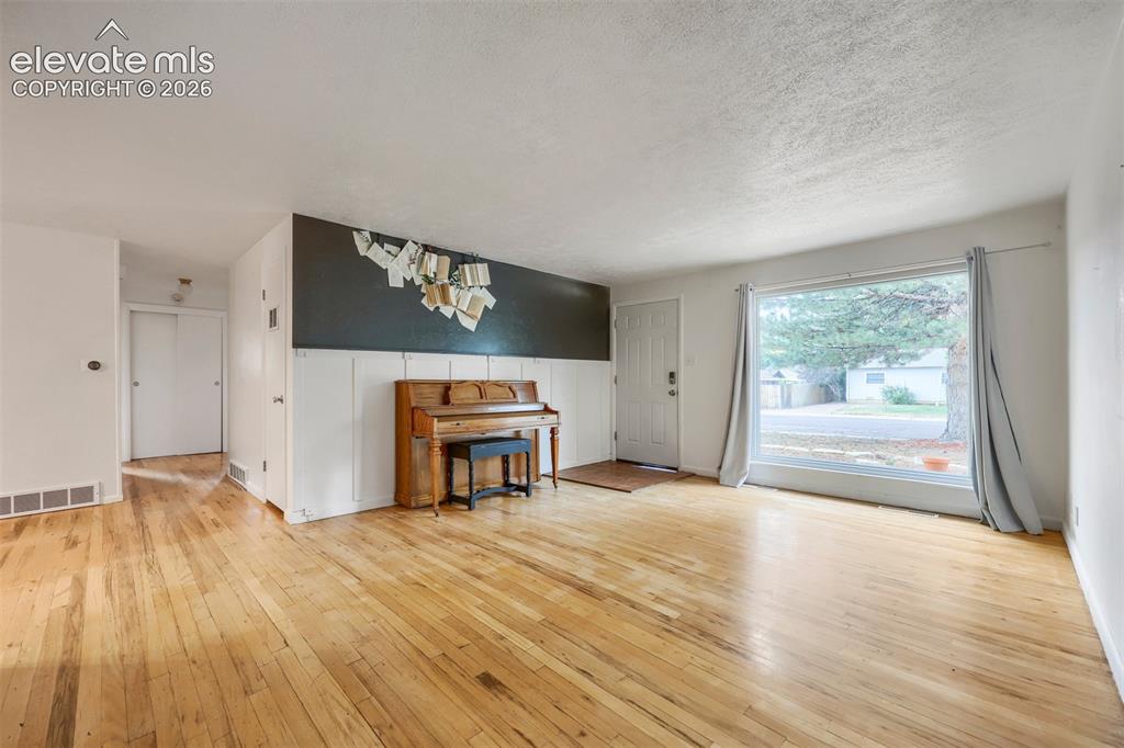 Image 2 of 20: Sitting Room