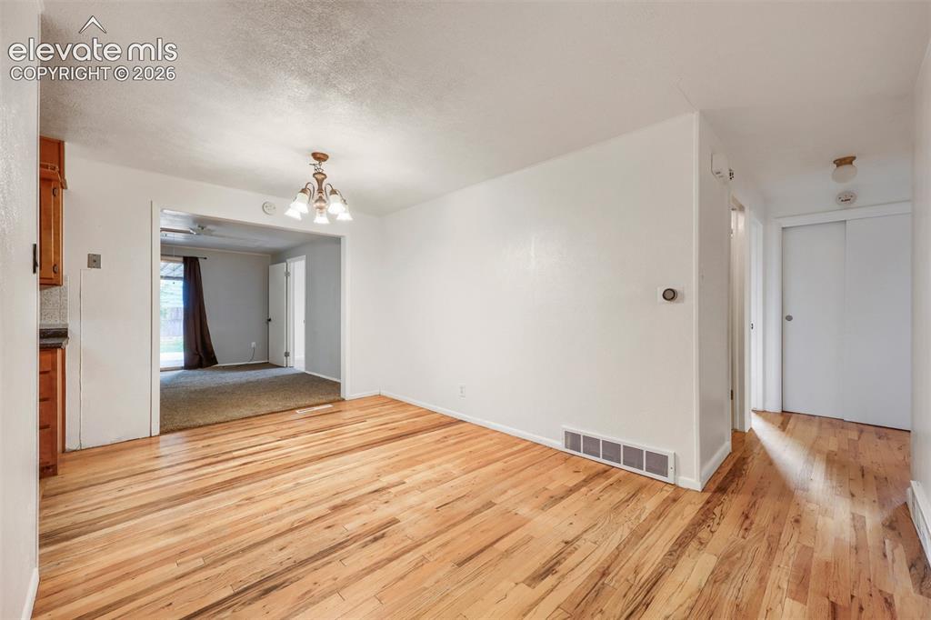 Image 4 of 20: Sitting Room
