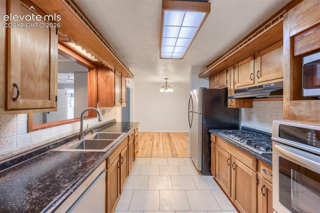 Image 5 of 20: Kitchen