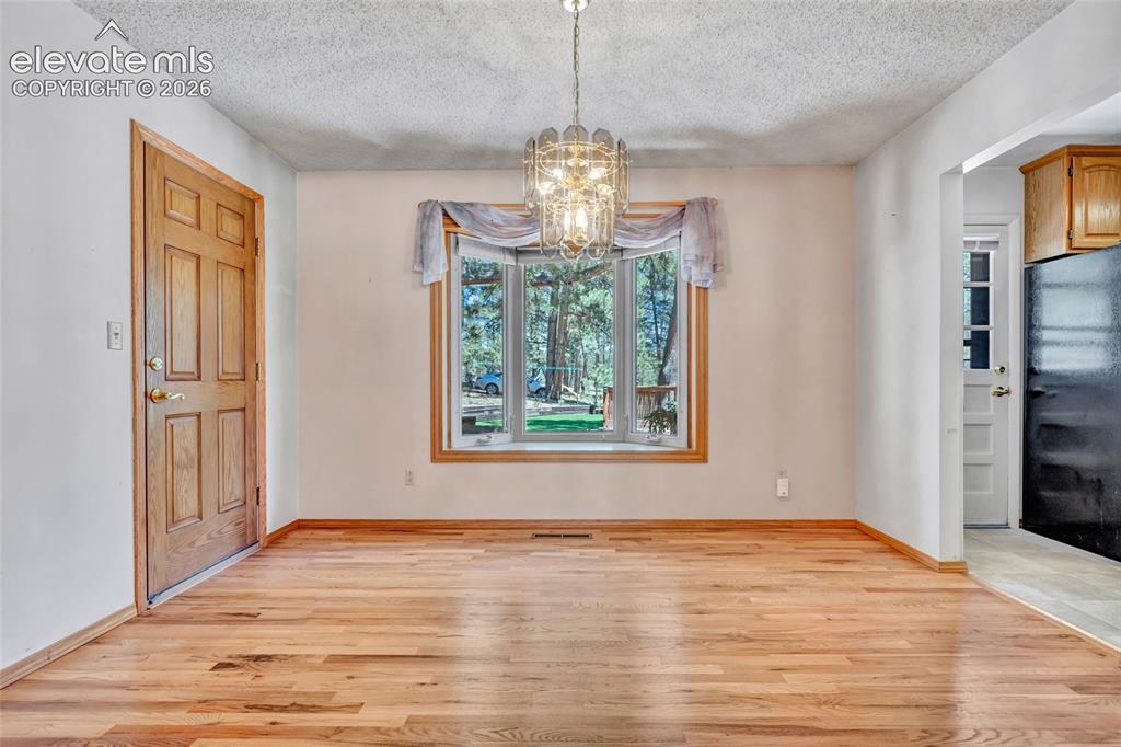 Image 20 of 45: Dining Area