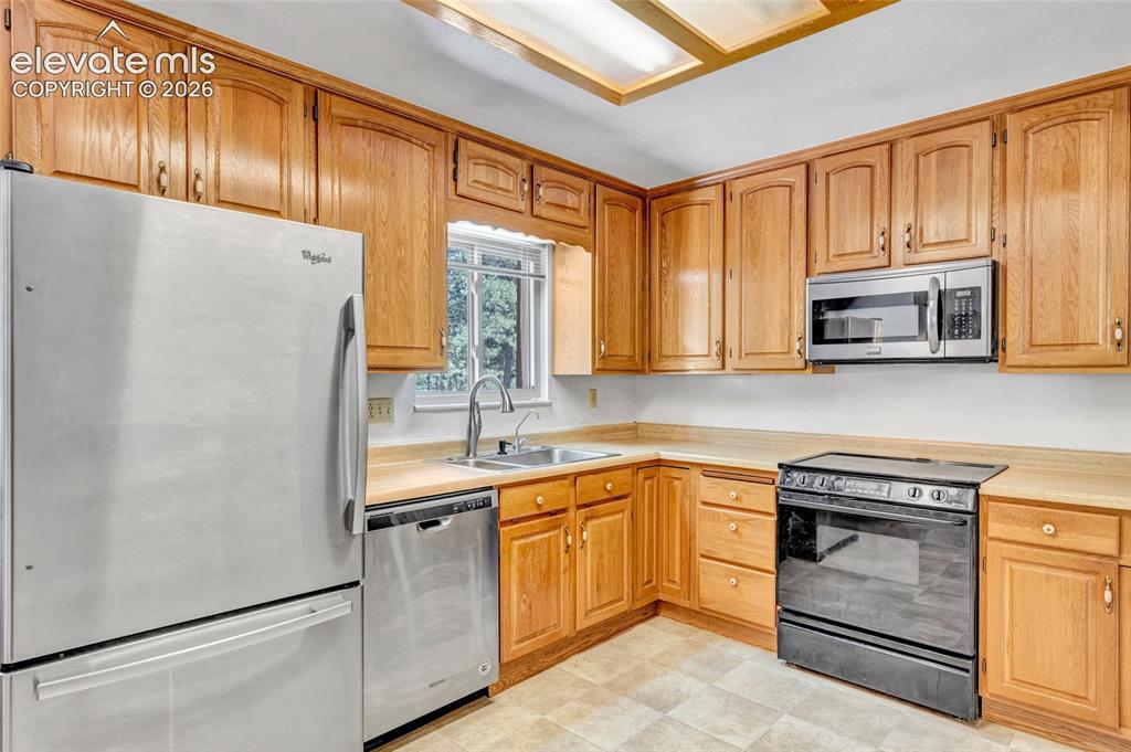 Image 22 of 45: Kitchen