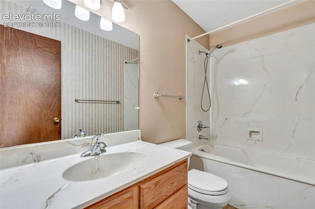 Image 36 of 45: Bathroom