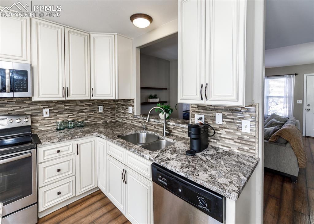 Image 10 of 42: Kitchen