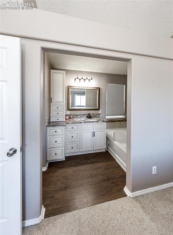 Image 19 of 42: Bathroom