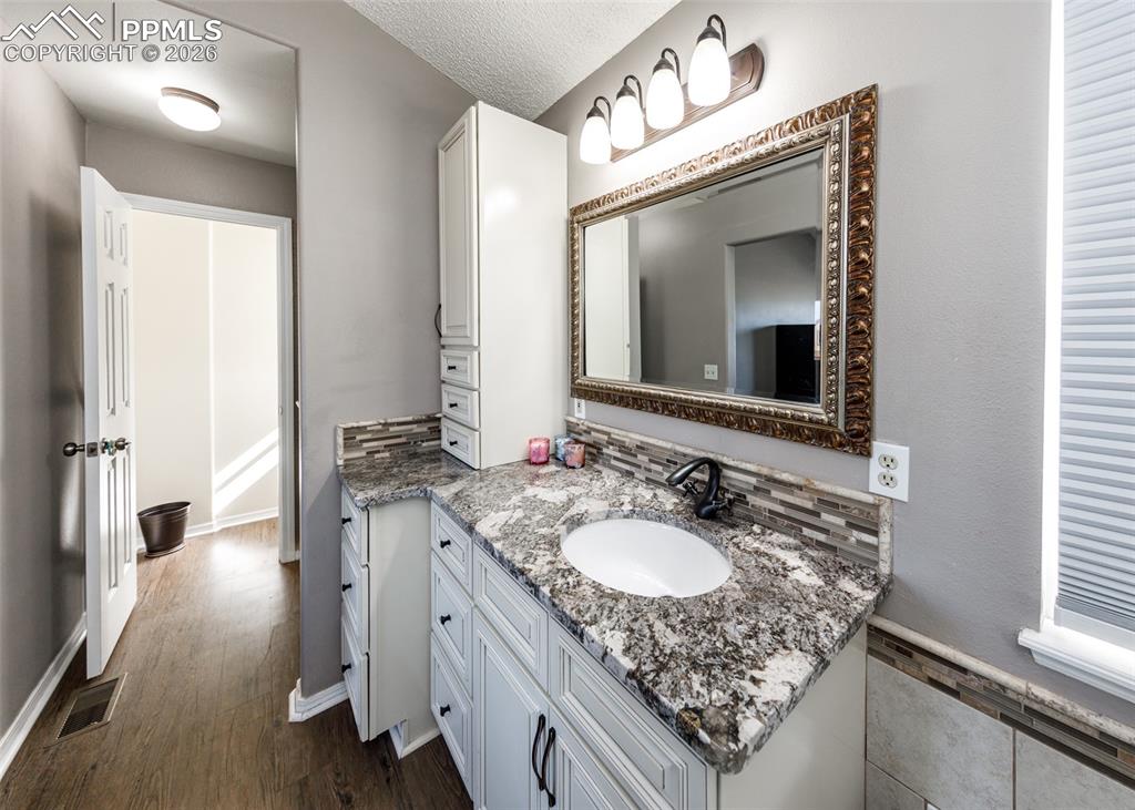 Image 20 of 42: Bathroom