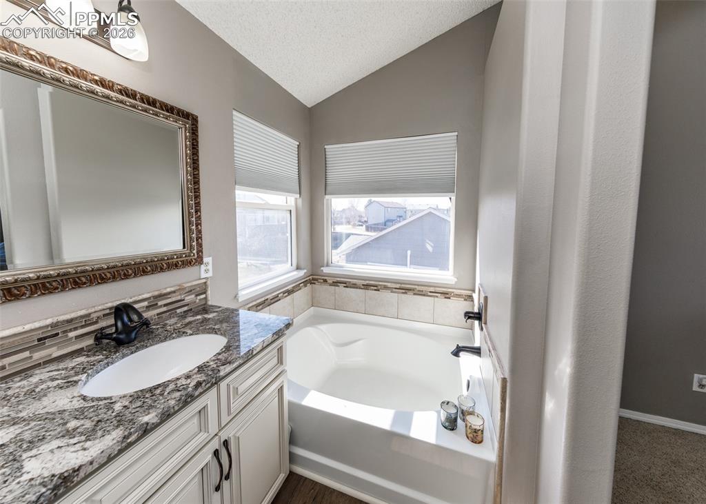 Image 21 of 42: Bathroom