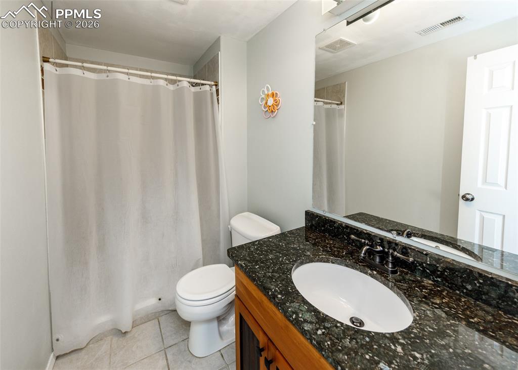 Image 25 of 42: Bathroom