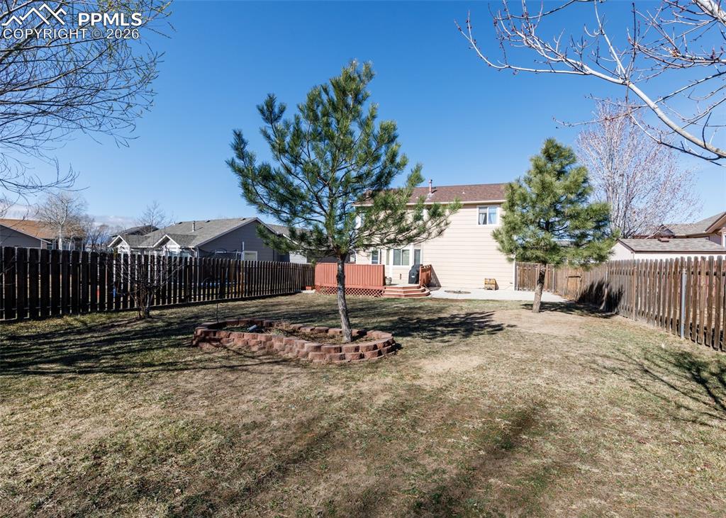 Image 35 of 42: Yard