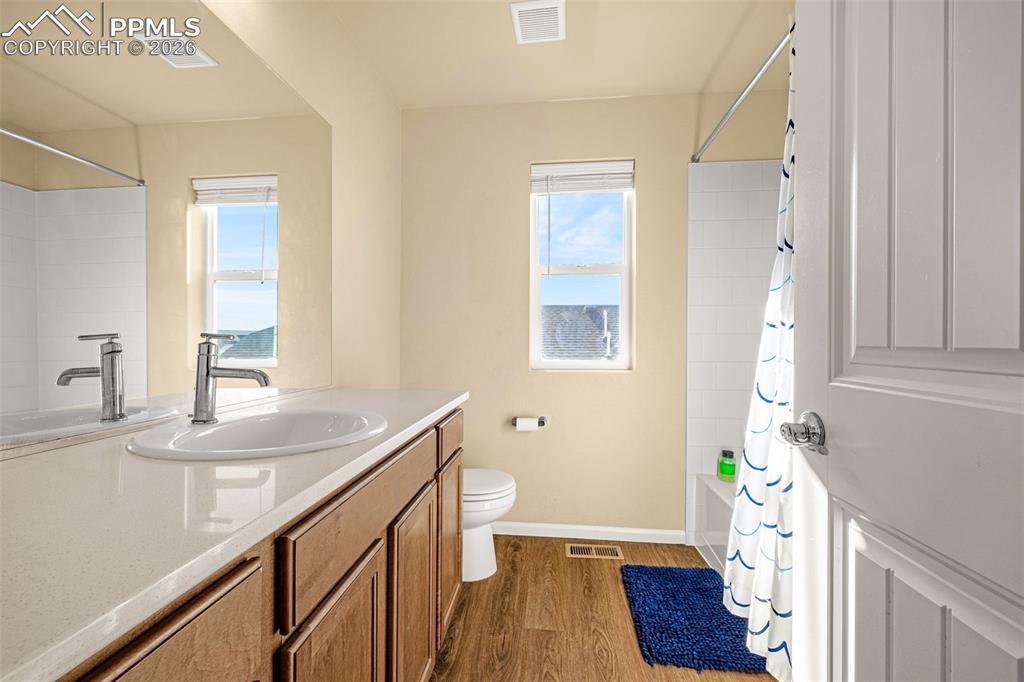 Image 16 of 34: Bathroom