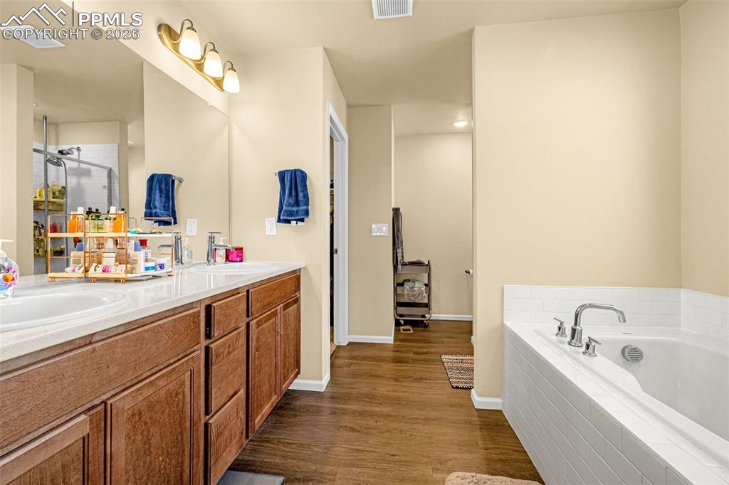 Image 24 of 34: Bathroom