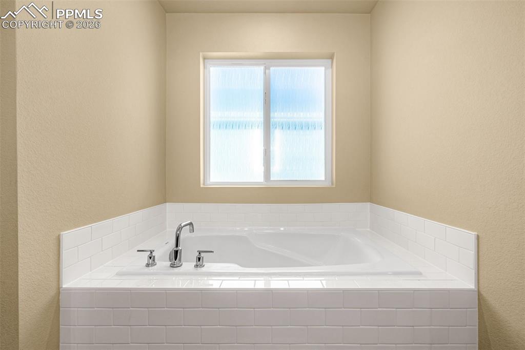 Image 25 of 34: Bathroom