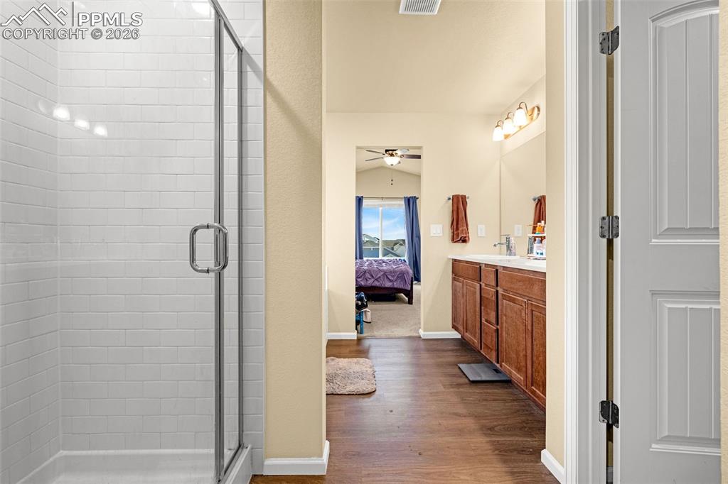 Image 26 of 34: Bathroom