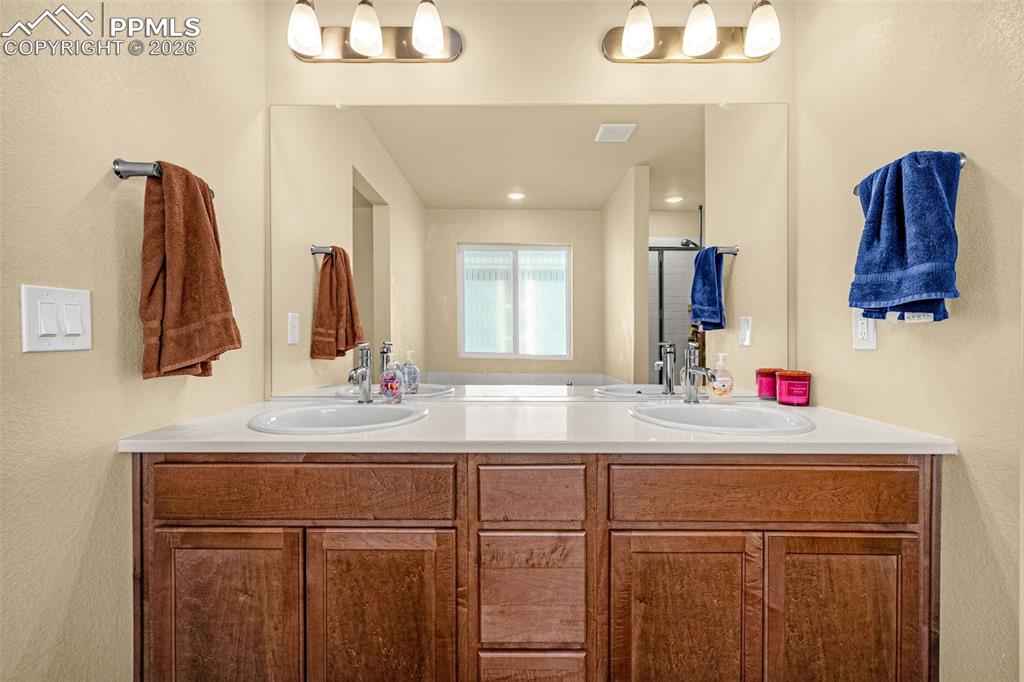 Image 27 of 34: Bathroom